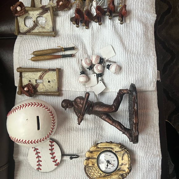 19pc Baseball Bedroom Set Glove Bat baseball bank, pull knobs, light plates, - Picture 1 of 14